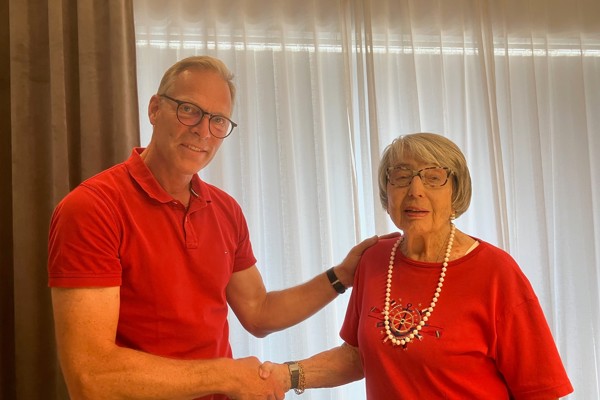 Birgit Ericsson skänker pengar till klubbens junior- och paragolfverksamhet