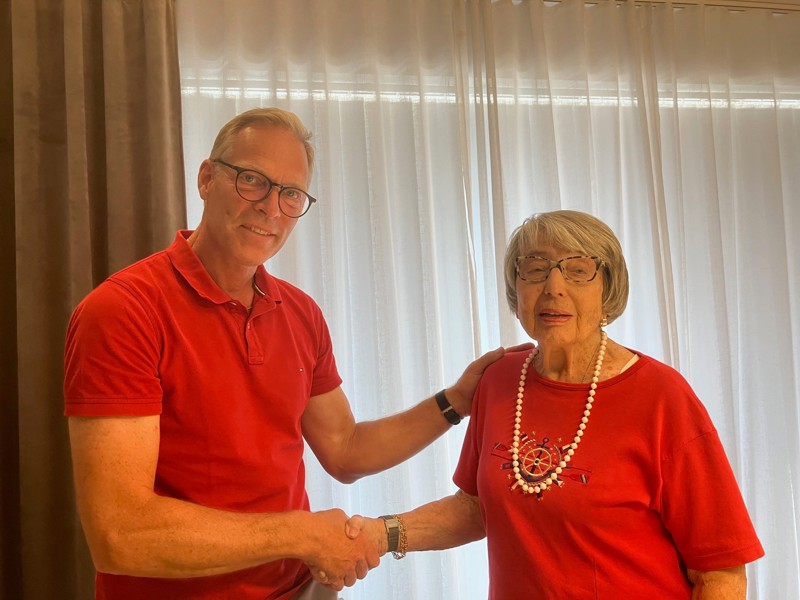 Birgit Ericsson skänker pengar till klubbens junior- och paragolfverksamhet
